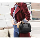 شنطة يد صغيرة جلدية فاخرة تزيد من رونق طلتك - اسود - KSA